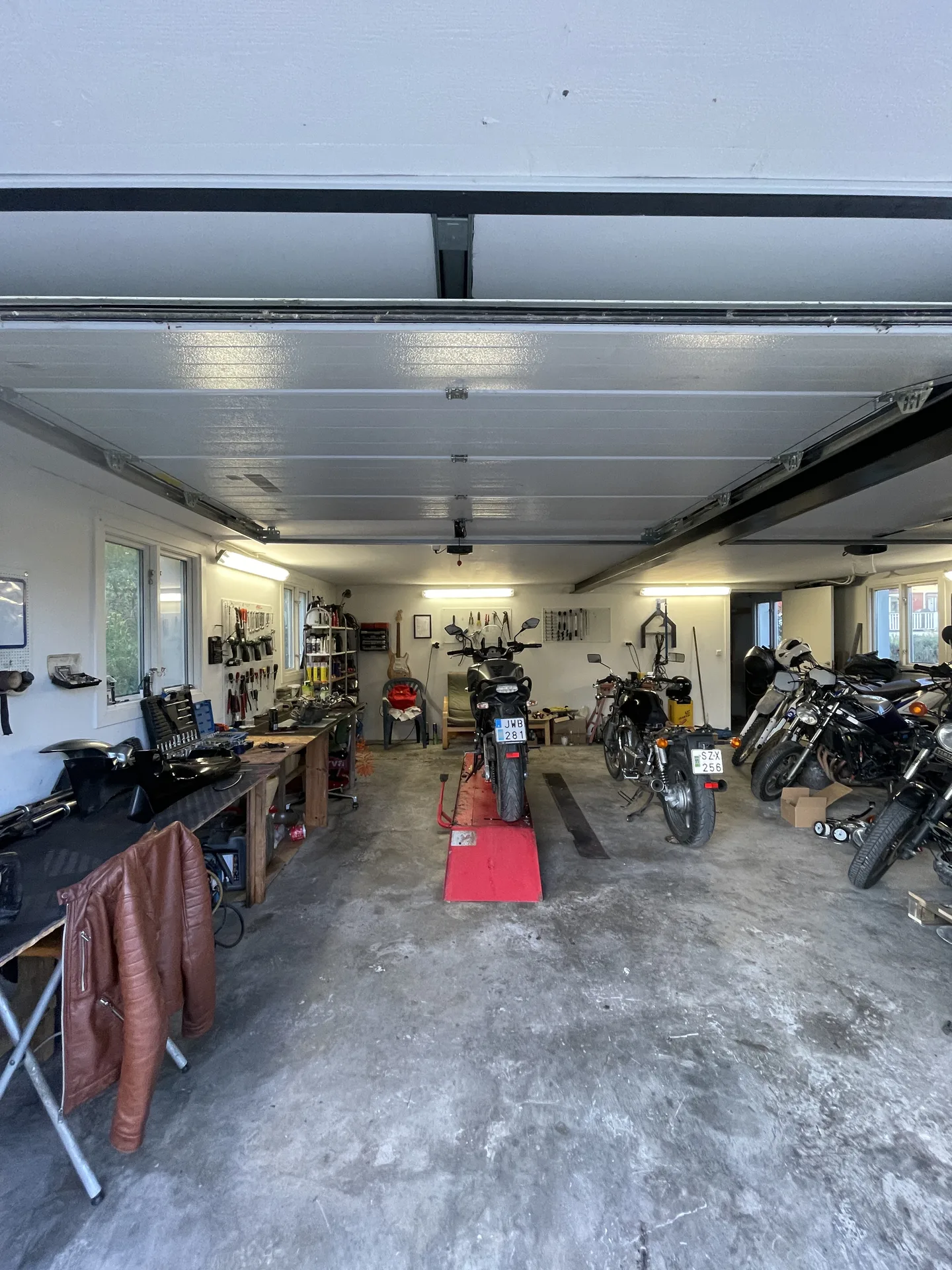 Sebastian Vilhelmsson arbetar med motorcykel